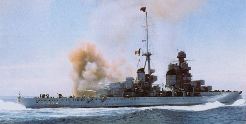 Тяжелый крейсер «Зара» ведет артиллерийский огонь из орудий главного калибра.1940 г. 