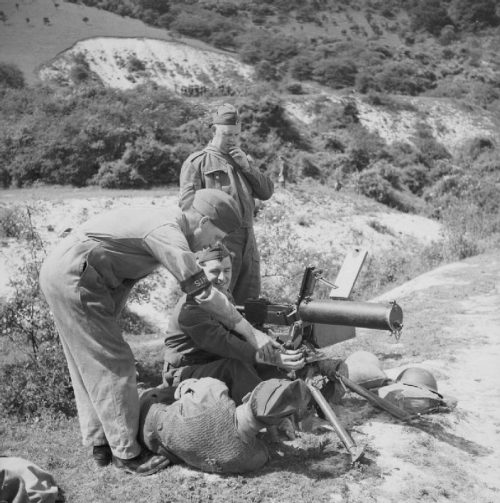 Ополченцы изучают пулемет в учебном центре. 1940 г.