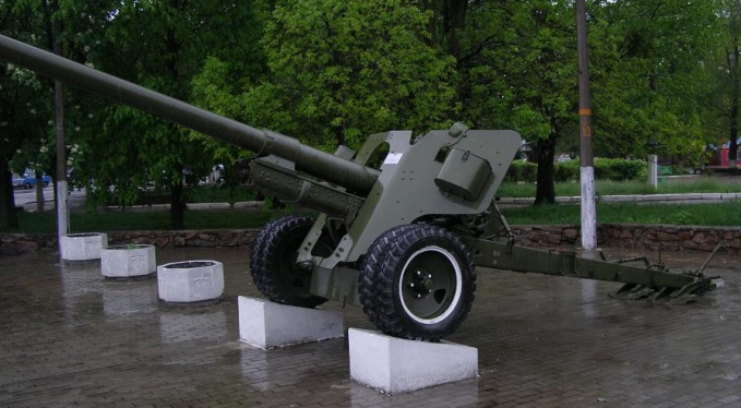 Пушки Д-44 и ЗиС-3, установленные на мемориале.