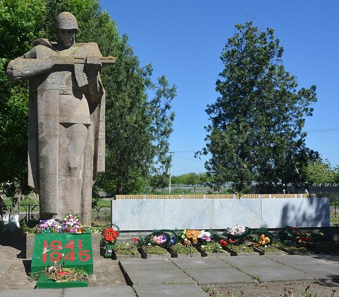 с. Раденское Алёшковского р-на. Братские могилы советских воинов и памятник воинам-односельчанам. 