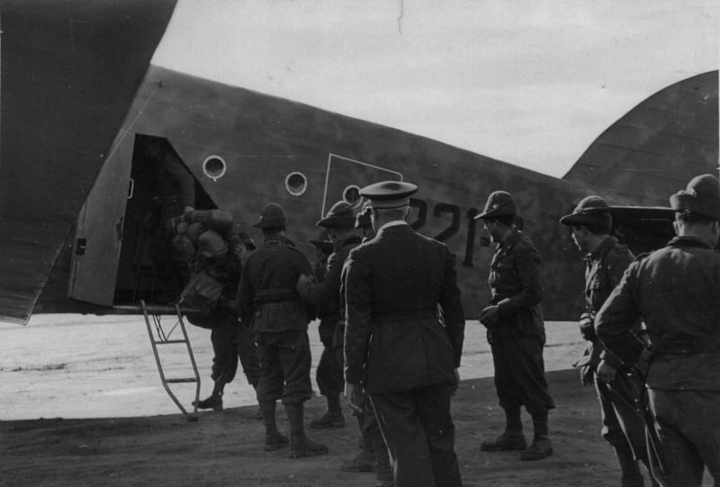 Итальянские альпийские стрелки выгружаются из транспортного самолета Savoia-Marchetti SM.81 «Pipistrello» в Албании. Ноябрь 1940 г. 