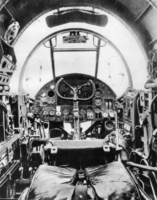 Кабина пилота бомбардировщика Handley Page «Hampden». 1940 г.