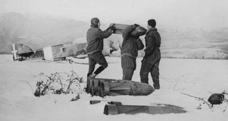 Подготовка авиабомб для загрузки в бомбардировщик Savoia-Marchetti SM.79 «Sparviero» на аэродроме в Албании. Ноябрь 1940 г. 