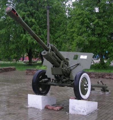 Пушки Д-44 и ЗиС-3, установленные на мемориале.
