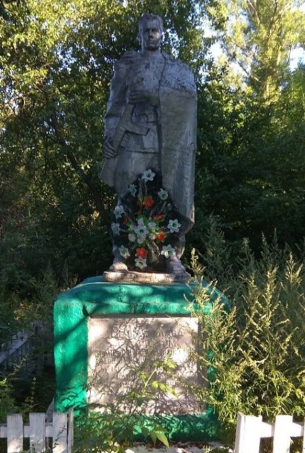 с. Севериновка Любарского р-на. Братская могила 12 советских воинов.