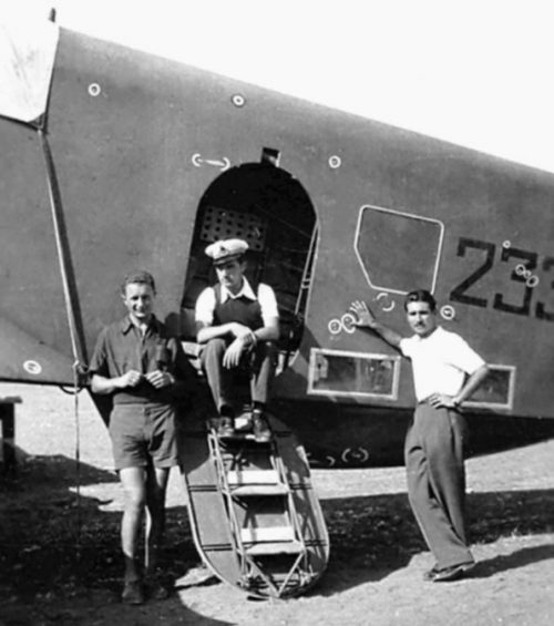 Экипаж бомбардировщика Savoia-Marchetti SM.79 «Sparviero» на аэродроме в Ливии. 14 декабря 1940 г.