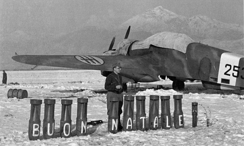 Бомбардировщик Savoia-Marchetti SM.79 Sparviero. Надпись на бомбах: «С рождеством!». 24 декабря 1940 г. 