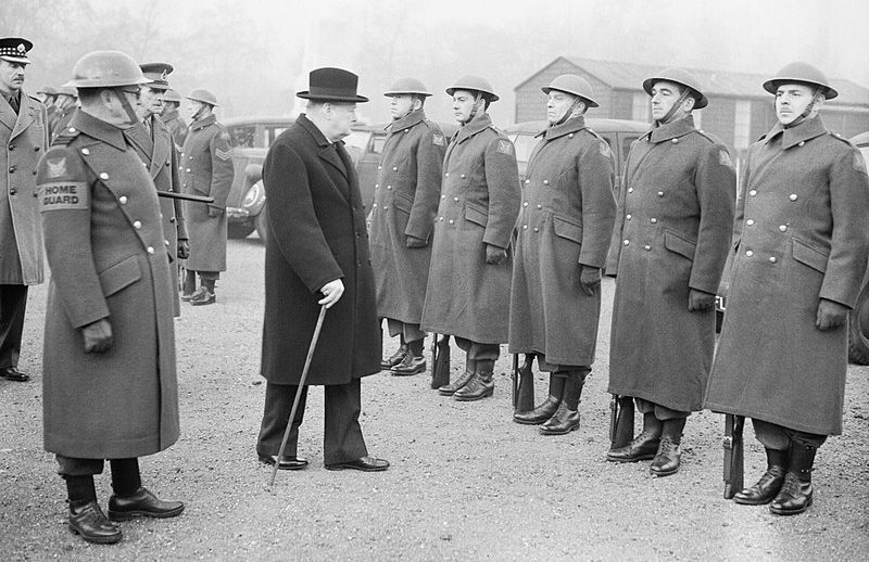 Уинстон Черчилль инспектирует подразделение ополченцев. Лондон, 9 января 1941 г. 