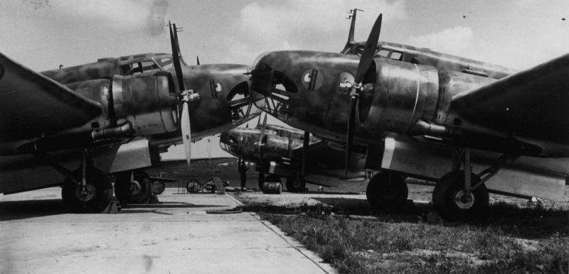 Бомбардировщики Fiat BR.20M «Cicogna» на полевом аэродроме в южной Италии. Декабрь 1940 г. 