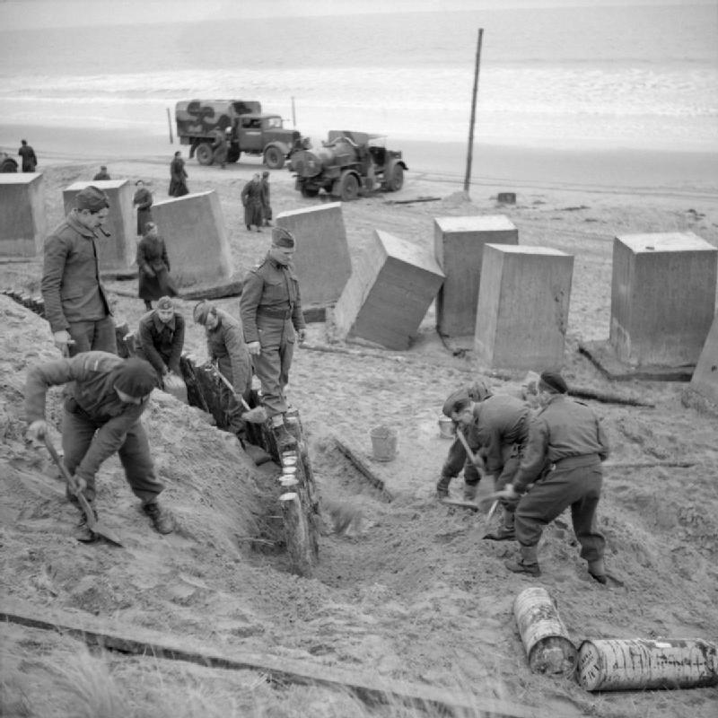 Британцы строят оборонительные сооружения пляжа в Тентсмуире в Шотландии. 