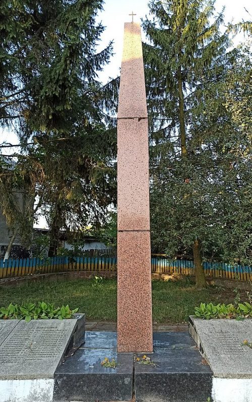 с. Покалев Овручского р-на. Памятник воинам-землякам.