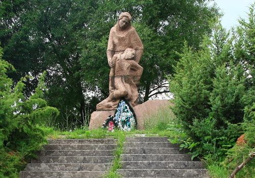 с. Словечно Овручского р-на. «Мемориал сожжённым сёлам», установленный в 1980 году. Скульптор - И. С. Табачник, архитектор - П. Н. Бирюк.