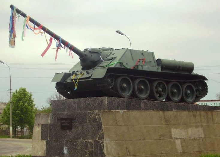 п. Белозерка. Памятник САУ-100, установленный в 1975 году в честь 2-го гвардейского механизированного корпуса, принимавшего участие в освобождении поселка. 