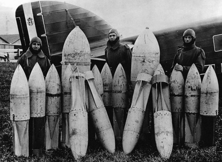 Итальянские летчики на аэродроме с бомбами разных калибров. 1940 г. 