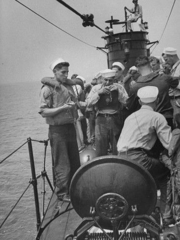 Подлодка в море. 1940 г. 