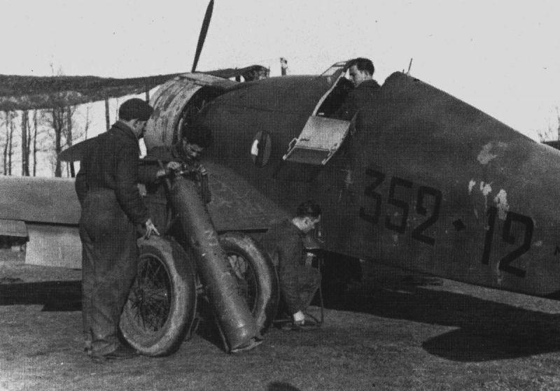 Авиатехники готовят к вылету истребитель Фиат G.50 (Fiat G.50 «Freccia») на аэродроме Урсель.1940 г. 