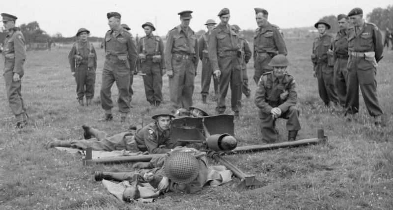 Ополчение готовится к стрельбе из Blacker Bombard во время тренировки с инструкторами Военного ведомства. 30 июля 1941 г.
