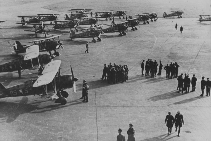 Истребители Fiat CR.42 «Falco» на аэродроме авиабазы Урсель. 1940 г. 