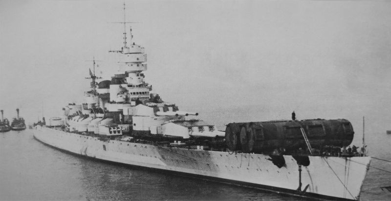 Поврежденный линкор «Витторио Венето» вводится в сухой док в Таранто. 1 апреля 1941 г. 