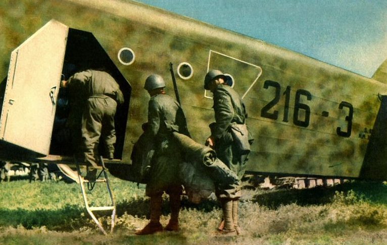 Итальянские пехотинцы загружаются в транспортный самолет Savoia Marchetti SM.82 «Marsupiale». 1940 г. 