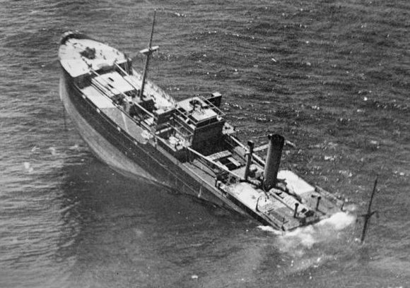 Тонущий грузовой пароход «Пьетро Кверини» у островов Керкенна. 22 июня 1941 г. 