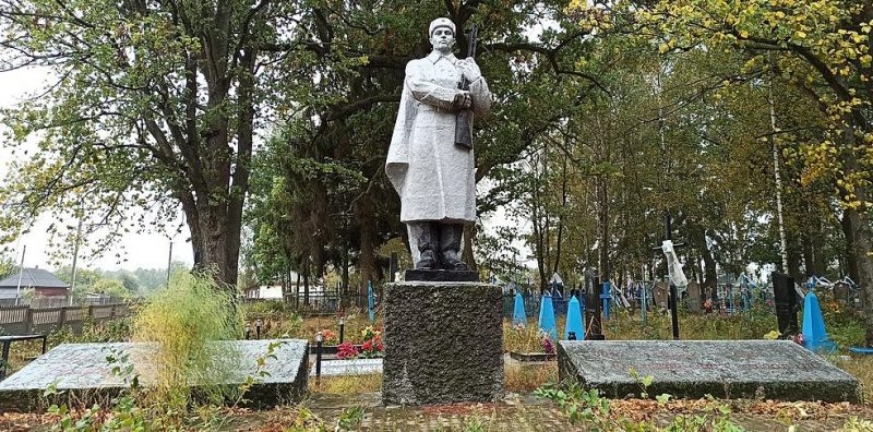 с. Яцковичи Овручского р-на. Памятник воинам-односельчанам, установленный на кладбище.