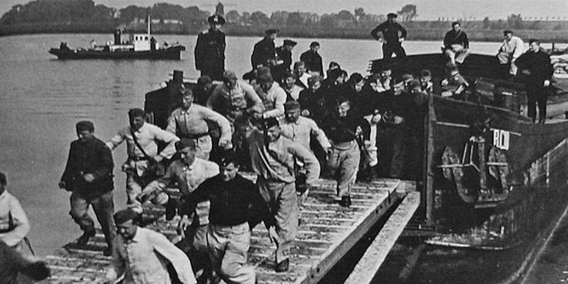Кадры из фильма о высадке немцев на «британский» берег.
