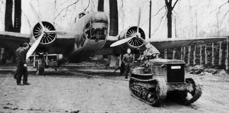 Буксировка бомбардировщика Fiat BR.20M «Cicogna» на аэродроме Шьевра. 1940 г. 