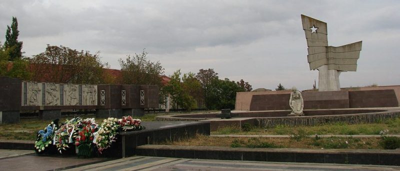 с. Чернобаевка Белозерского р-на. Мемориал, установленный на братской могиле советских воинов.