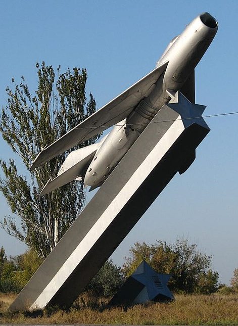 с. Чернобаевка Белозерского р-на. Памятник-МиГ-19, установленный в честь 40-летия Победы.