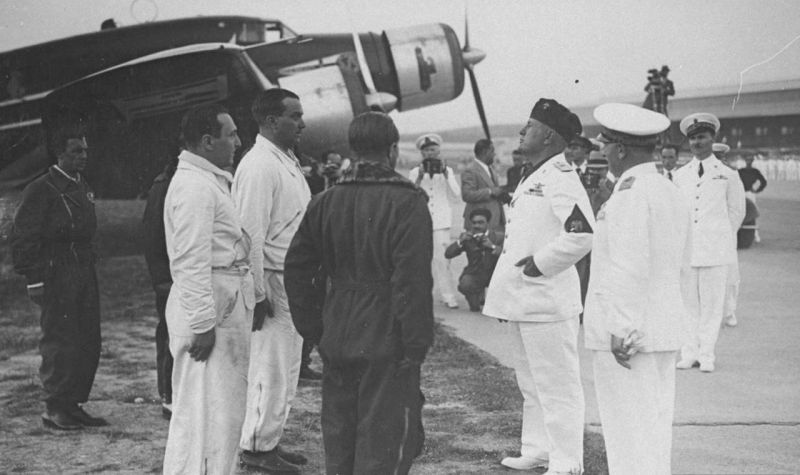 Бенито Муссолини на военной базе у бомбардировщика Savoia-Marchetti SM.79 «Sparviero». 1940 г. 