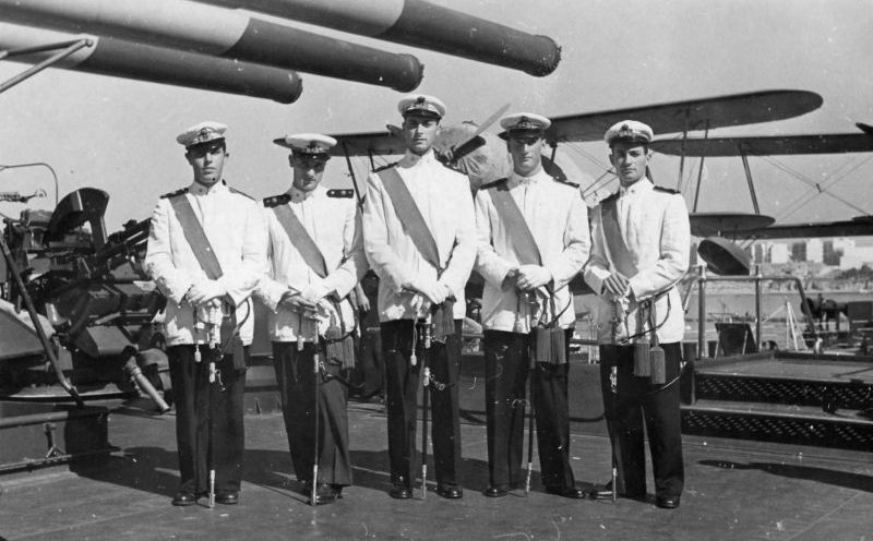 Офицеры итальянских королевских ВМС на юте линейного корабля «Витторио Венето». 1941 г.