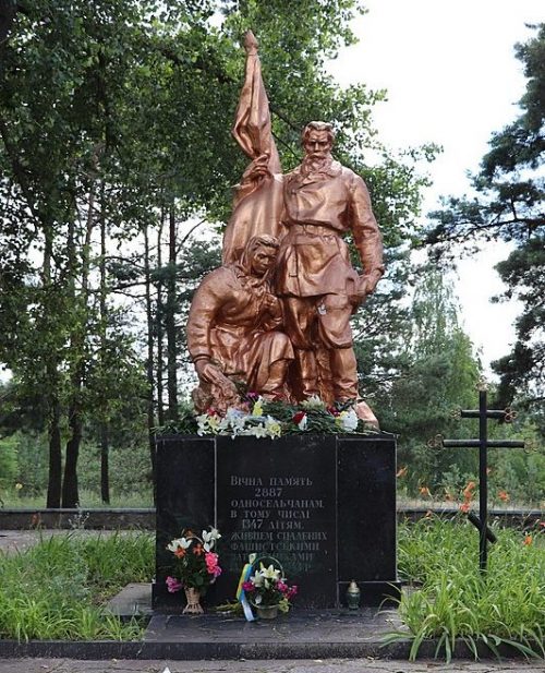 с. Копище Олевского р-на. Памятник, установленный на братской могиле 2887 жертв фашизма.