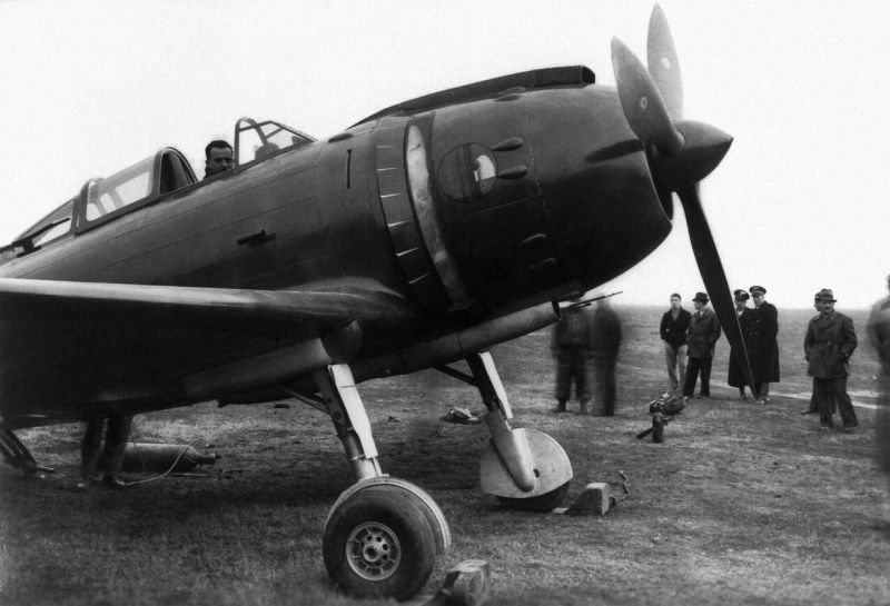 Истребитель Реджиане Re.2002 «Ариете II» на аэродроме Гуидонья. 1940 г. 