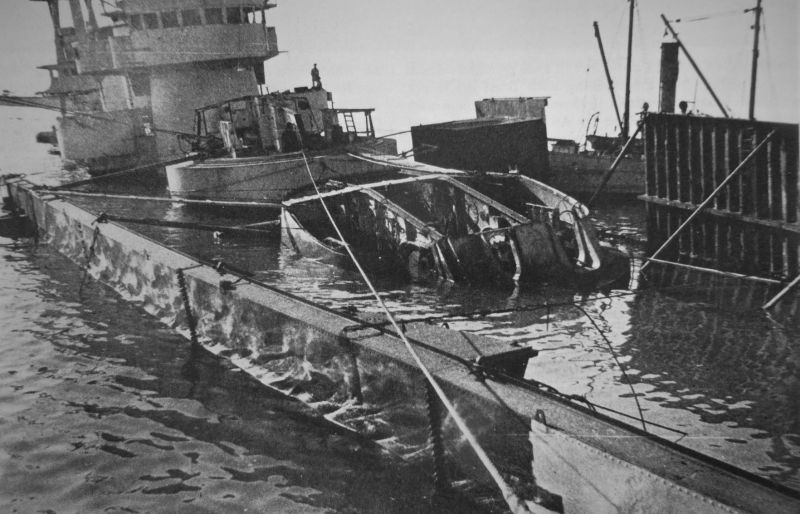 Линкор «Конте ди Кавур» поднимают со дна в Таранто. 1941 г. 