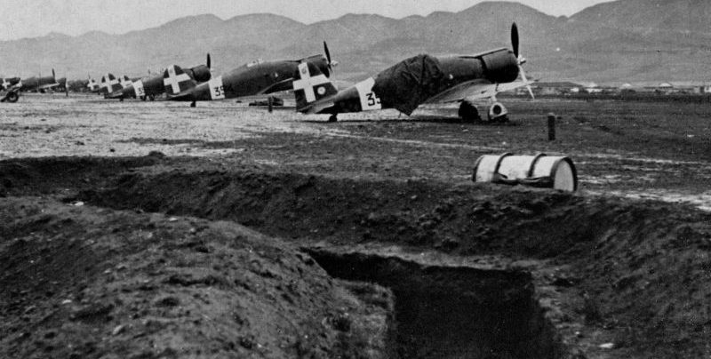 Истребители Фиат G.50 (Fiat G.50 «Freccia») на аэродроме в окрестностях Тираны. Январь 1941 г. 