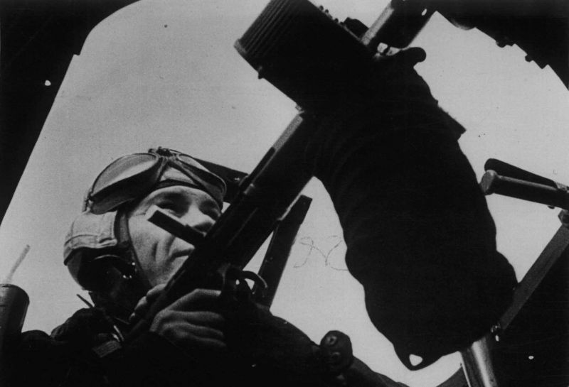 Стрелок бомбардировщика во время атаки на британский корабль. Май 1941 г. 