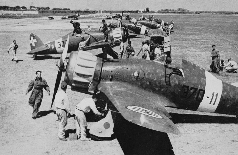 Обслуживание истребителей Macchi C.200 Saetta на аэродроме в Ливии. Май 1941 г. 