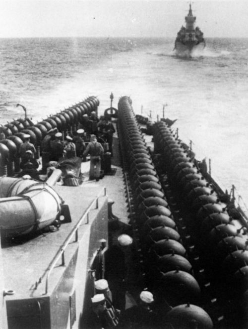 Легкие крейсера «Эмануэле Филиберто Дюка д`Аоста» и «Эудженио ди Савойя» на постановке мин. 1941 г.