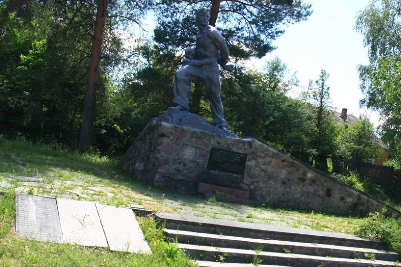 г. Олевск. Памятник на месте расстрела партизан