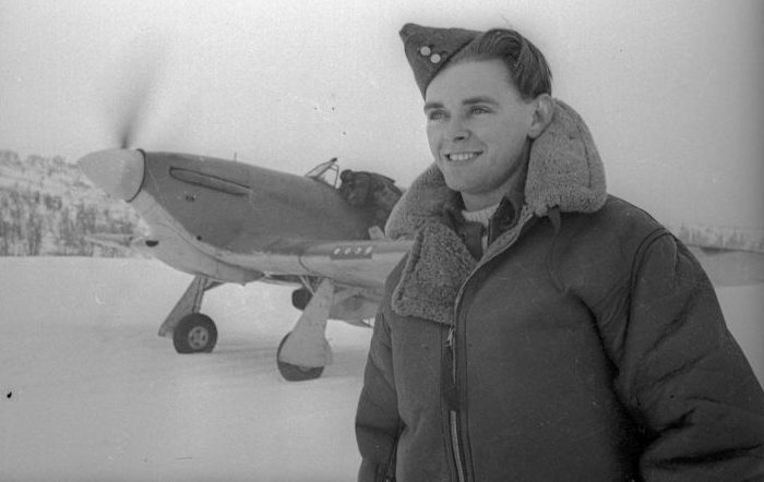 Летчик-истребитель сержант Чарльтон Хоу, сражавшийся на Северном фронте, награжденный орденом Ленина за 3 сбитых немецких самолета. Ноябрь 1941 г. 