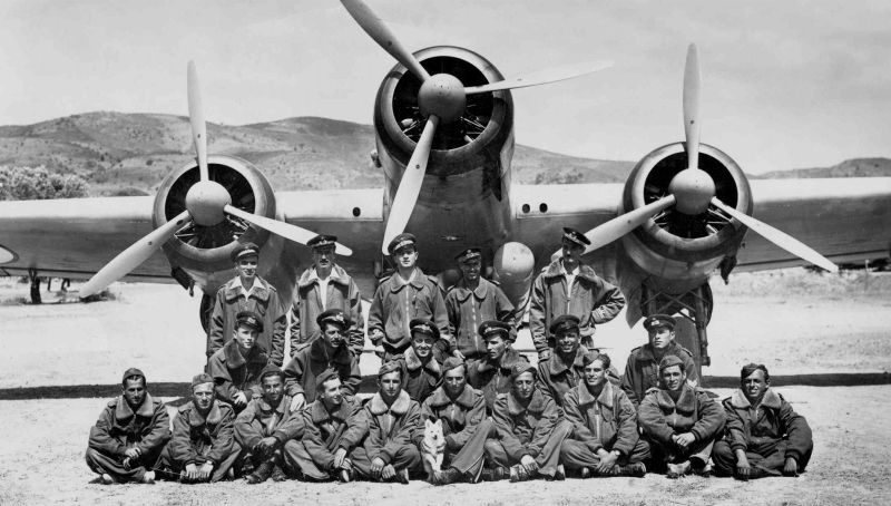 Асы 281-й торпедно-бомбардировочной эскадрильи итальянских ВВС у бомбардировщика-торпедоносца Savoia Marchetti SM.79 «Sparviero» на аэродроме Гадурра. Остров Родос, 11 июня 1941 г. 