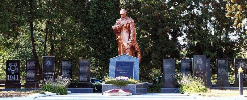 с. Андрушки Попельнянского р-на. Братская могила, в которой похоронено 15 советских воинов и памятник воинам-односельчанам.