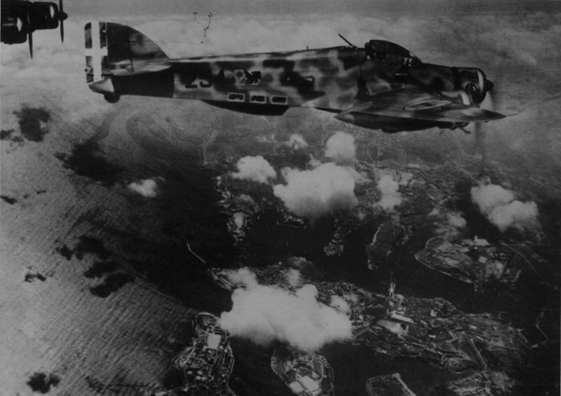 Бомбардировщики бомбят остров Мальта. Июнь 1941 г. 