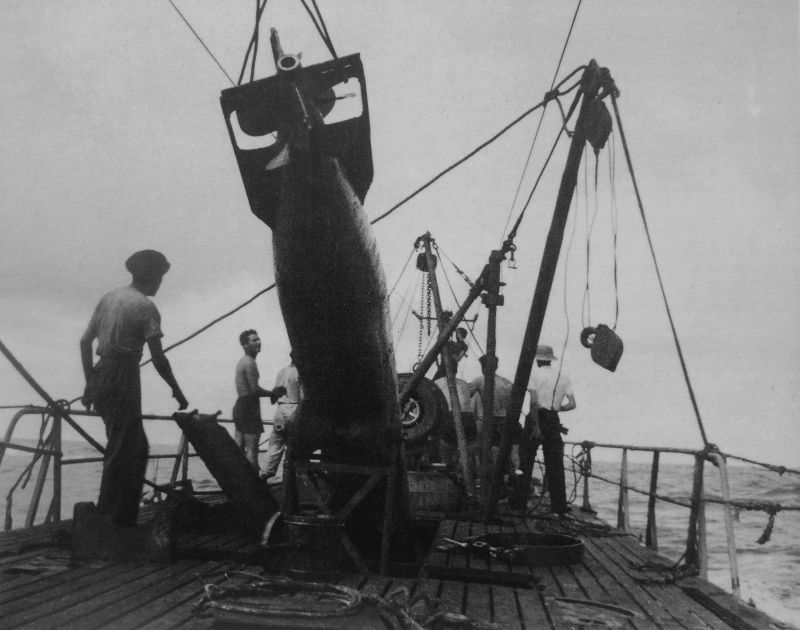 Загрузка торпеды на подлодку. Январь 1942 г. 
