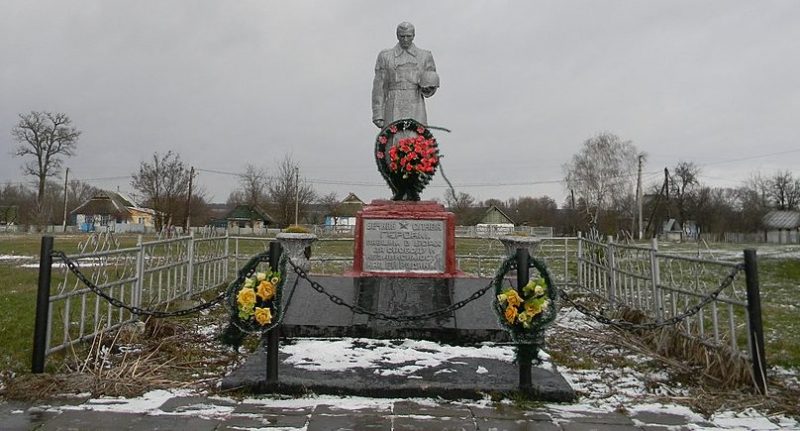 с. Васильевка Попельнянского р-на. Братская могила 2 советских воинов.