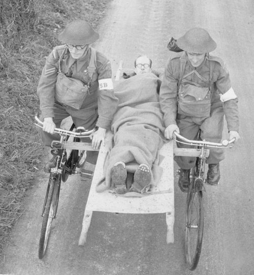 Ополчение во время медицинских учений в Северном Уэльсе. 1941 г.