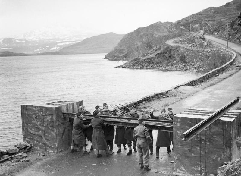 Ополчение возводит заграждение на дороге во время учений на севере Шотландии. 1941 г.