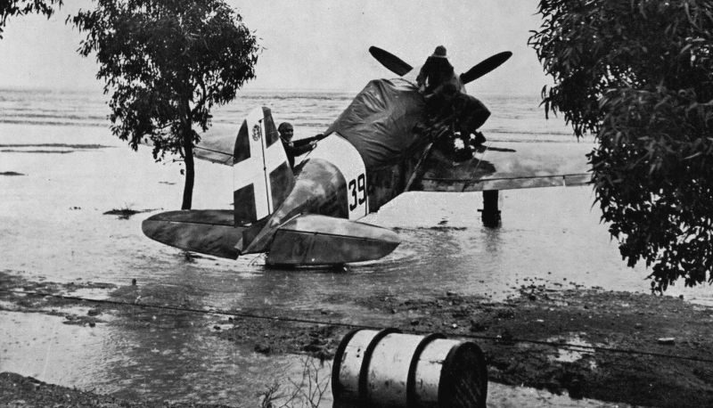 Авиатехники укрывают чехлом кабину истребителя Фиат G.50. Ноябрь 1941 г. 