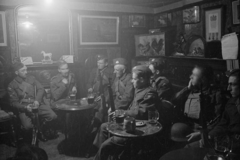 Ополченцы на отдыхе в пабе Орфорда. Саффолк, 1941 г.